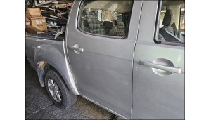 isuzu dmax sağ arka kapı